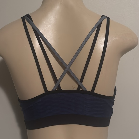 Victoria's Secret Sport Knockout Front Zip Sport Bra
Blue and Green size 34D - Picture 3 of 7